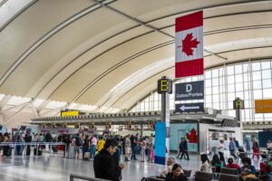Read more about the article Comparing Transportation Options from Toronto Pearson Airport to Downtown